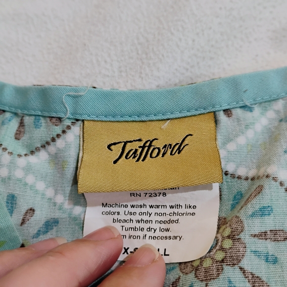 Tafford Teal and Black Patterned Women's Scrub Top With Pockets - Picture 5 of 8